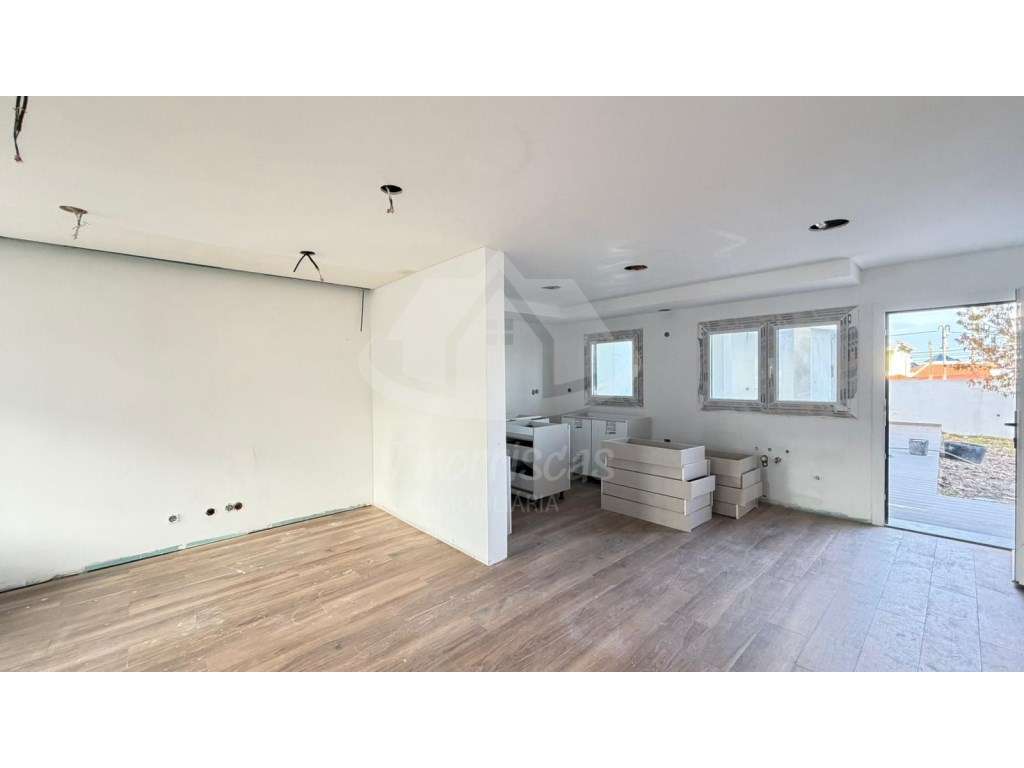 Moradia V4 com terraço, jardim e anexo, com remodelação total no Ba... - Grande imagem: 3/24