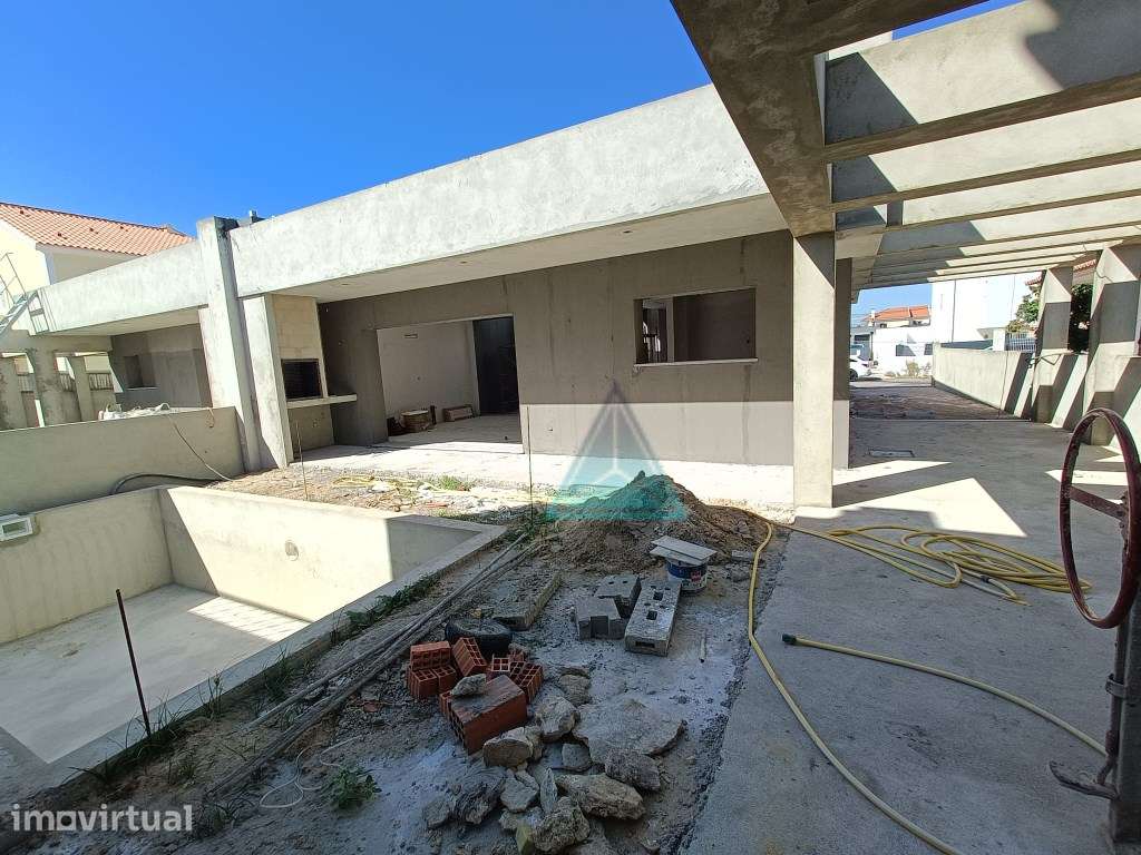 Moradia térrea T4 contemporânea, com piscina - Fernão Ferro - Grande imagem: 4/35