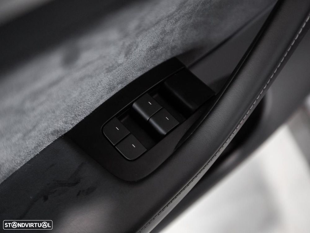 Tesla Model Y Long Range Dual Motor AWD - 28