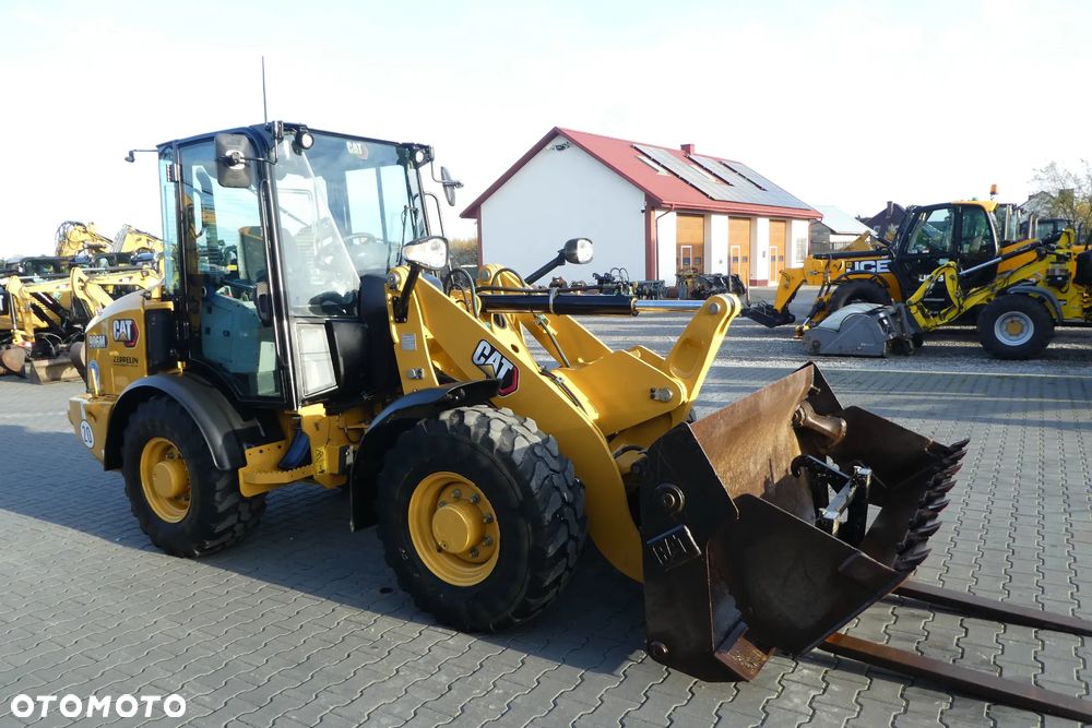 Caterpillar 906M Z KROKODYLEM I WIDŁAMI - 9
