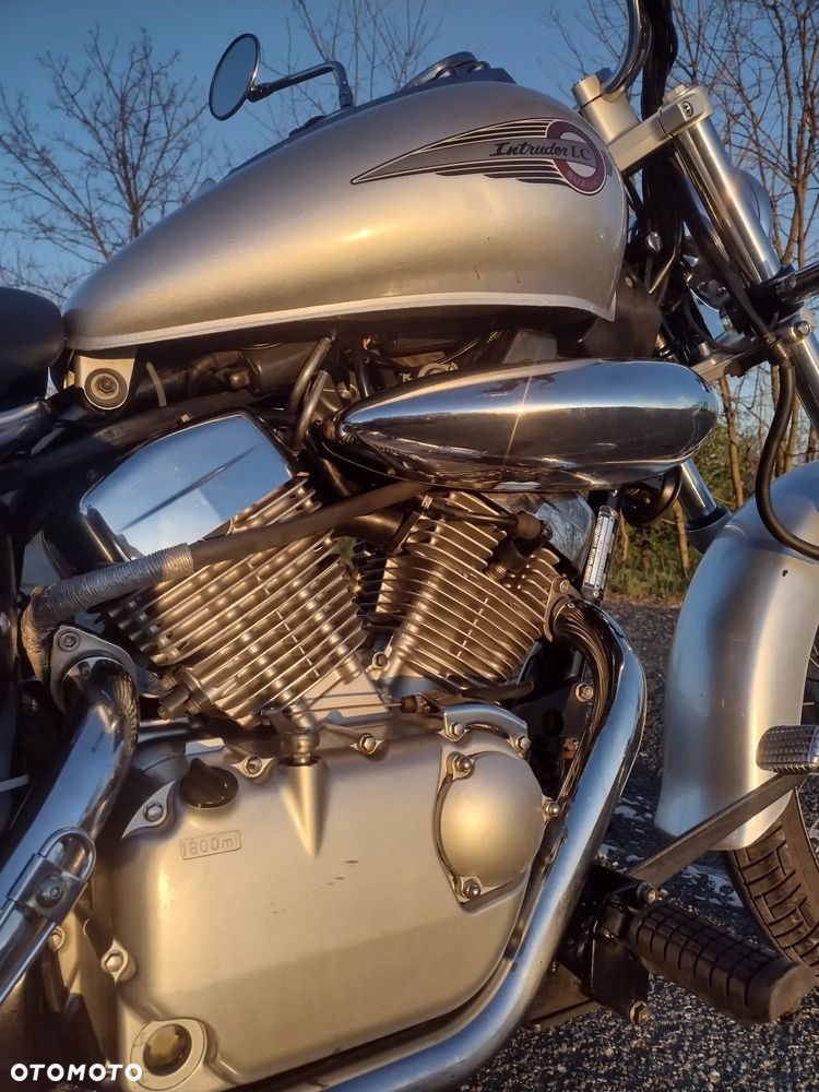 Suzuki Intruder - 5