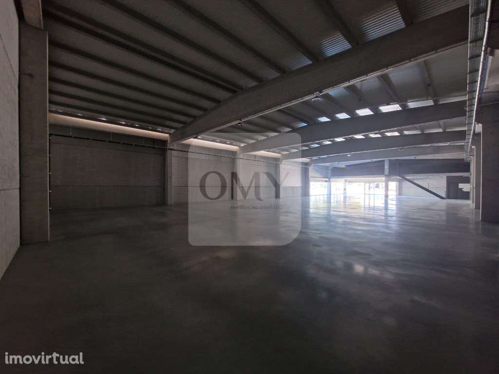 Loja nova com 2 pisos e cais junto à Zona Industrial de Vila Real - Grande imagem: 4/18