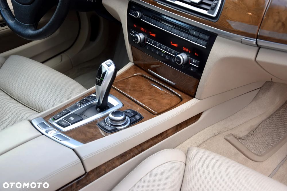 BMW Seria 7 750i - 14
