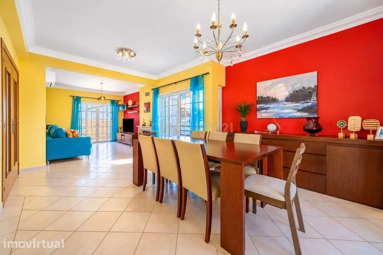 Moradia T4 com piscina, jacuzzi e garagem em Vale Pedras, Albufeira - Grande imagem: 4/32