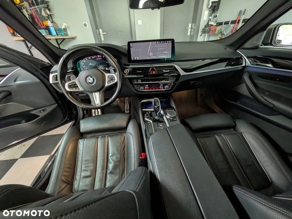 BMW Seria 5 M550i xDrive sport - 6