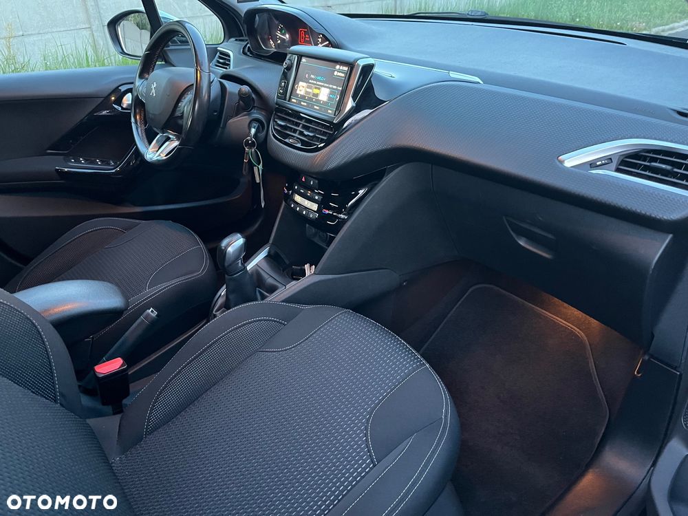 Peugeot 208 - 8