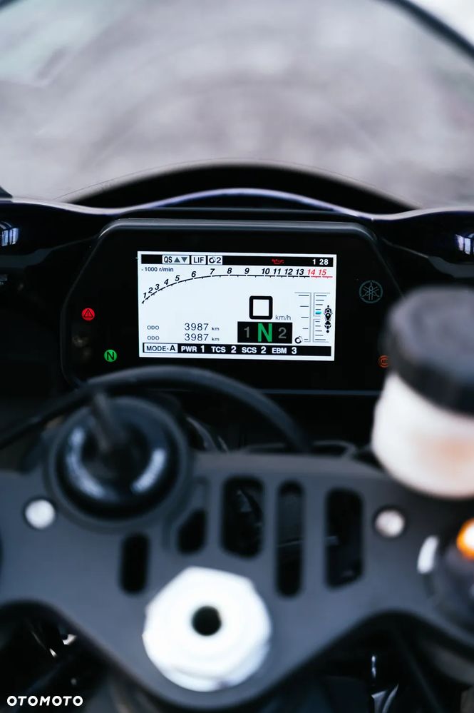Yamaha R1 - 9