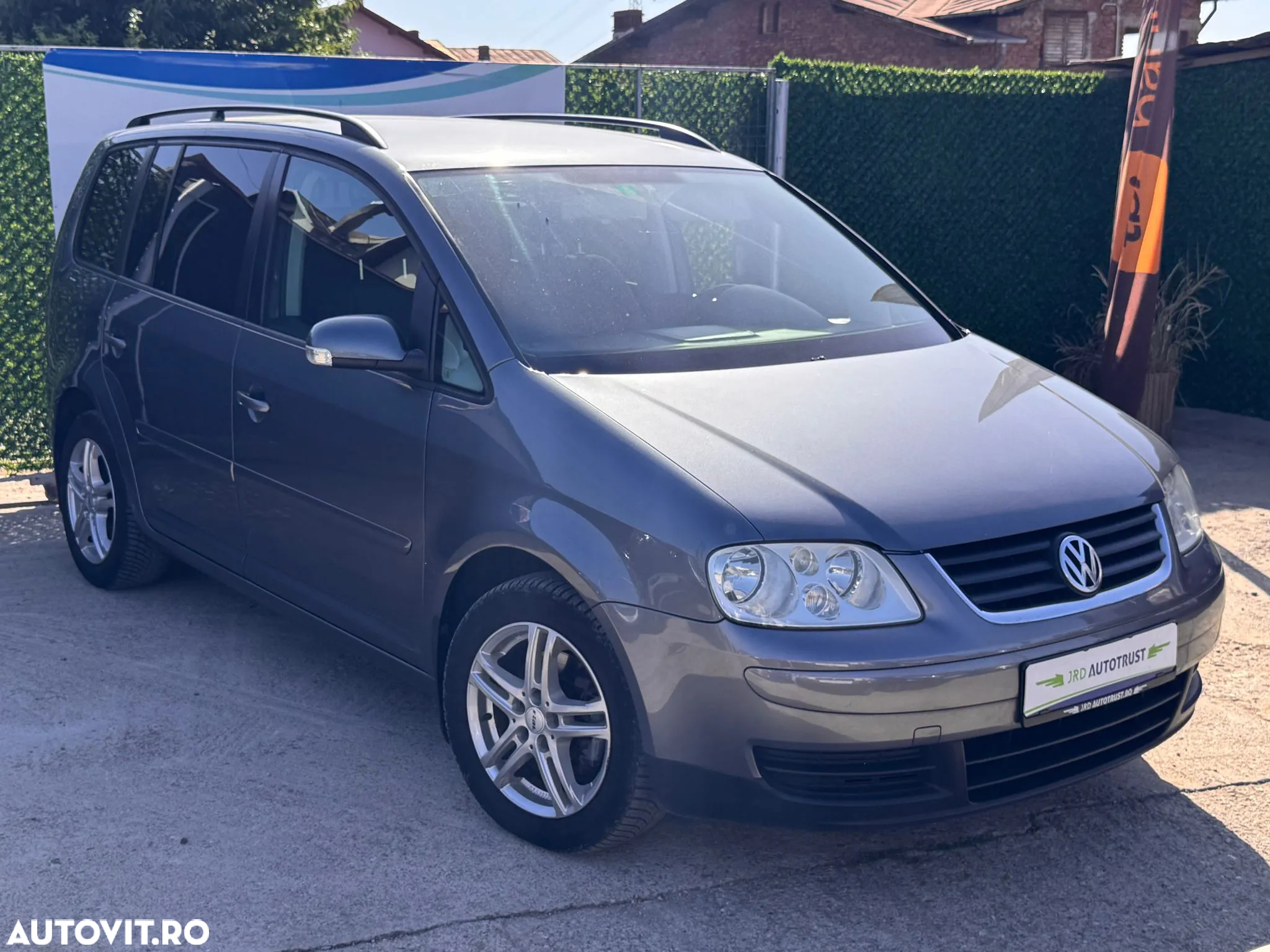 Volkswagen Touran 1.6 FSI Trendline - 2