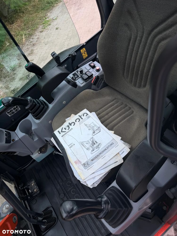Kubota U27 Minikoparka koparka gąsienicowa 2.8 tony. jak Nówka sztuka z salonu! 2017 rok. 1570mtg. Przywieziona z Gospodarstwa Norweskiego! Zadbana Maszyna ani deka luzów i wycieków. Aktualna Dekra dokumentacja BMWT! Łyżka skarpowa uchylna Hydrauliczna! Szybka wolna jazda. Zamki na tłokach. Wersja Norweska!! OKAZJA Tanio - 37