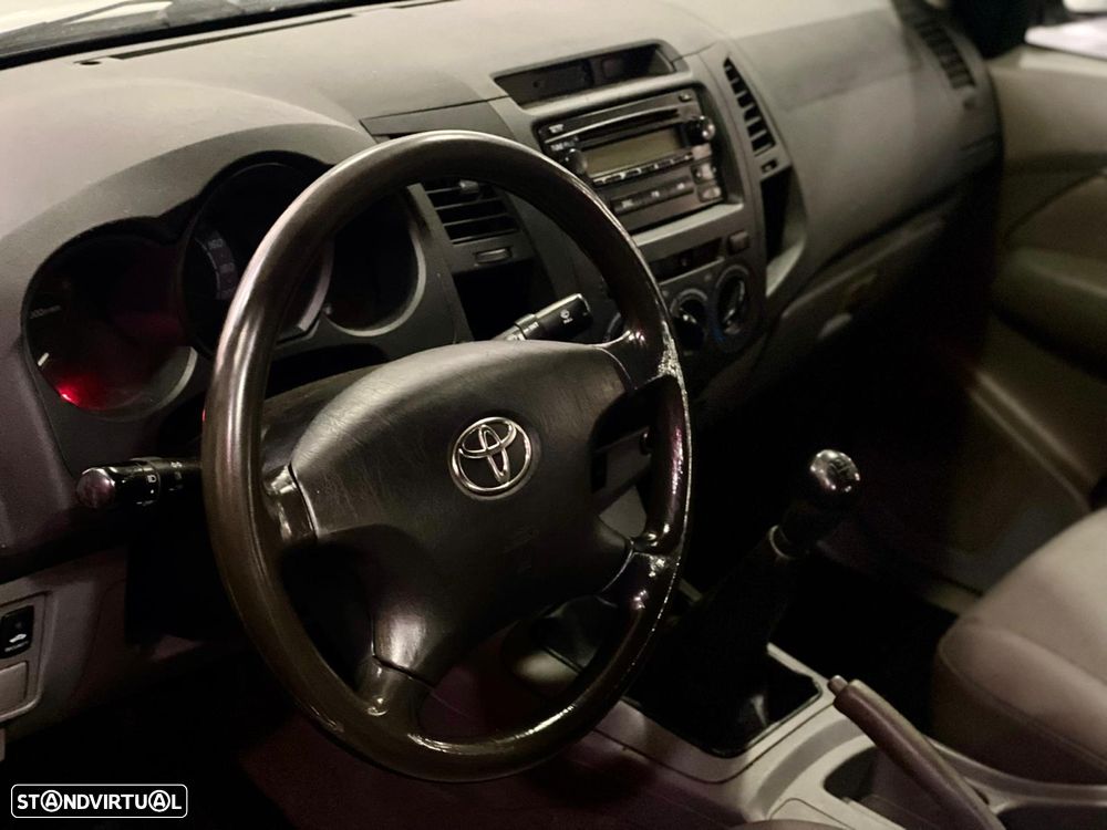 Toyota Hilux 2.5 D-4D CE - 13