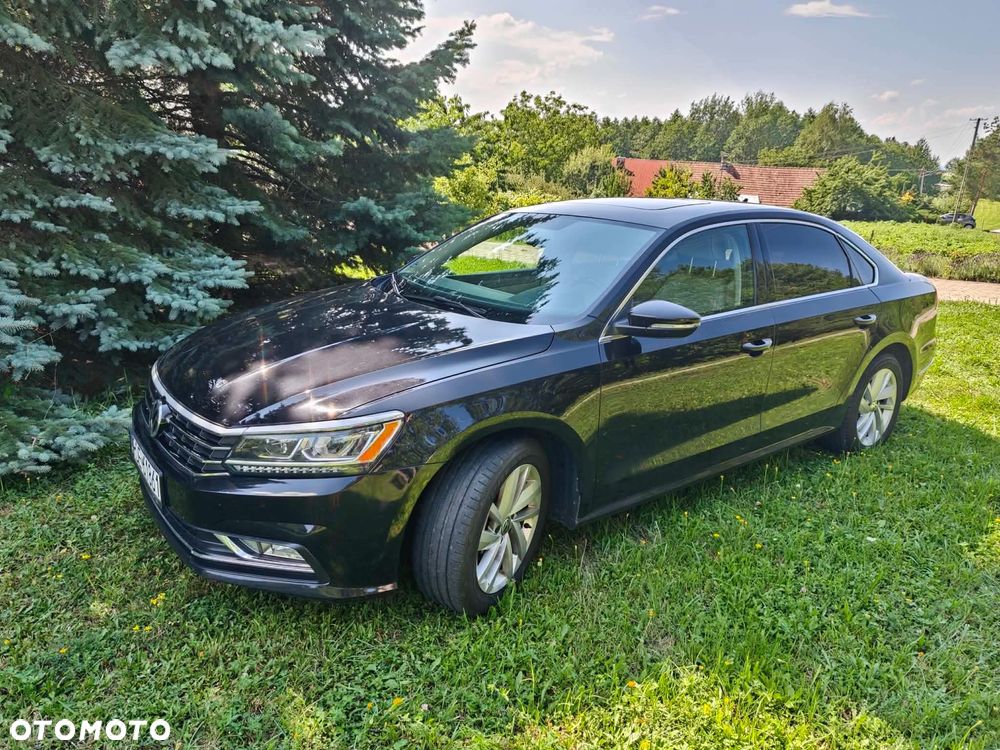 Volkswagen Passat - 1