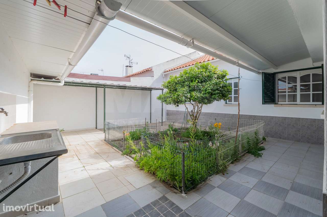 Moradia T3 com espaço exterior no centro de Salvaterra de Magos - Grande imagem: 4/33