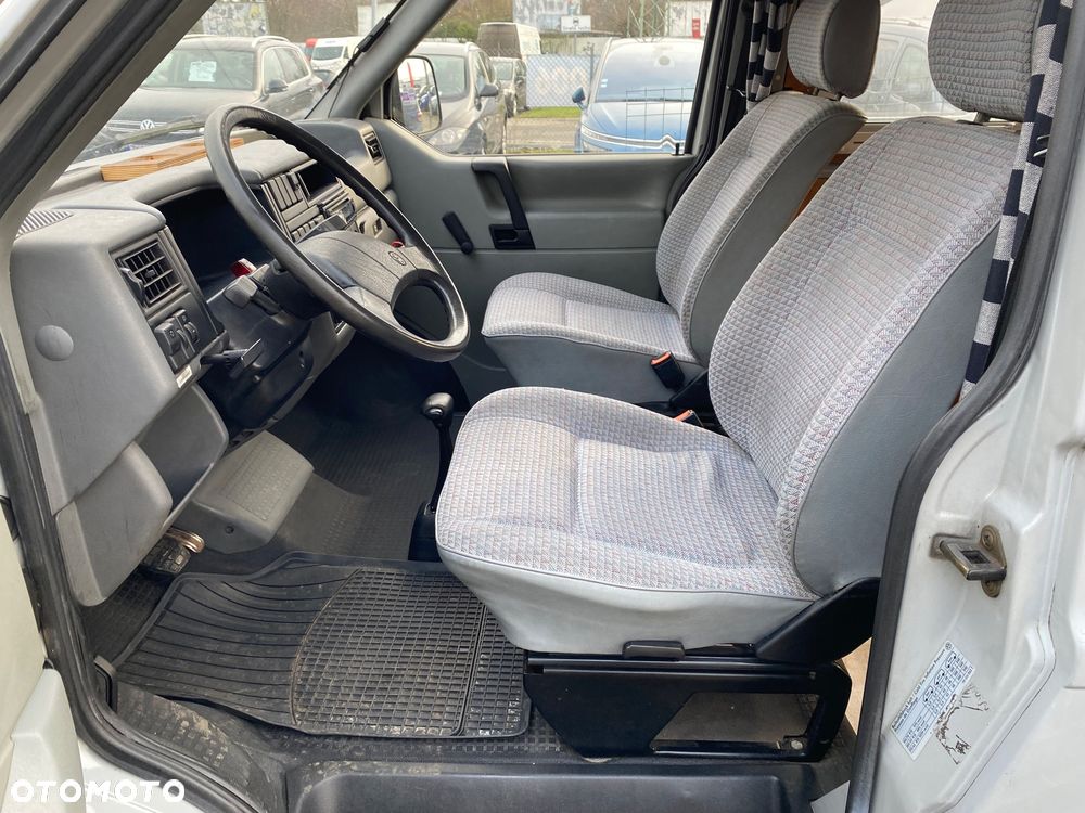 Volkswagen Caravelle - 28