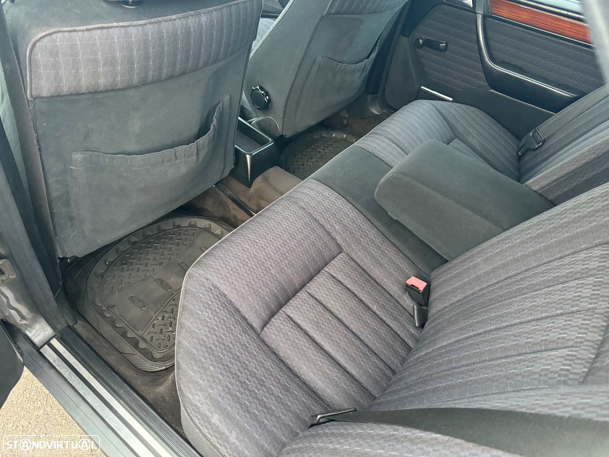 Mercedes-Benz 250 D Turbo - 12