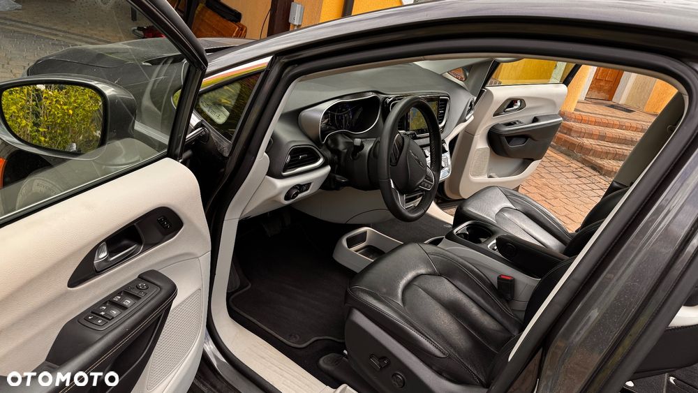 Chrysler Pacifica - 16