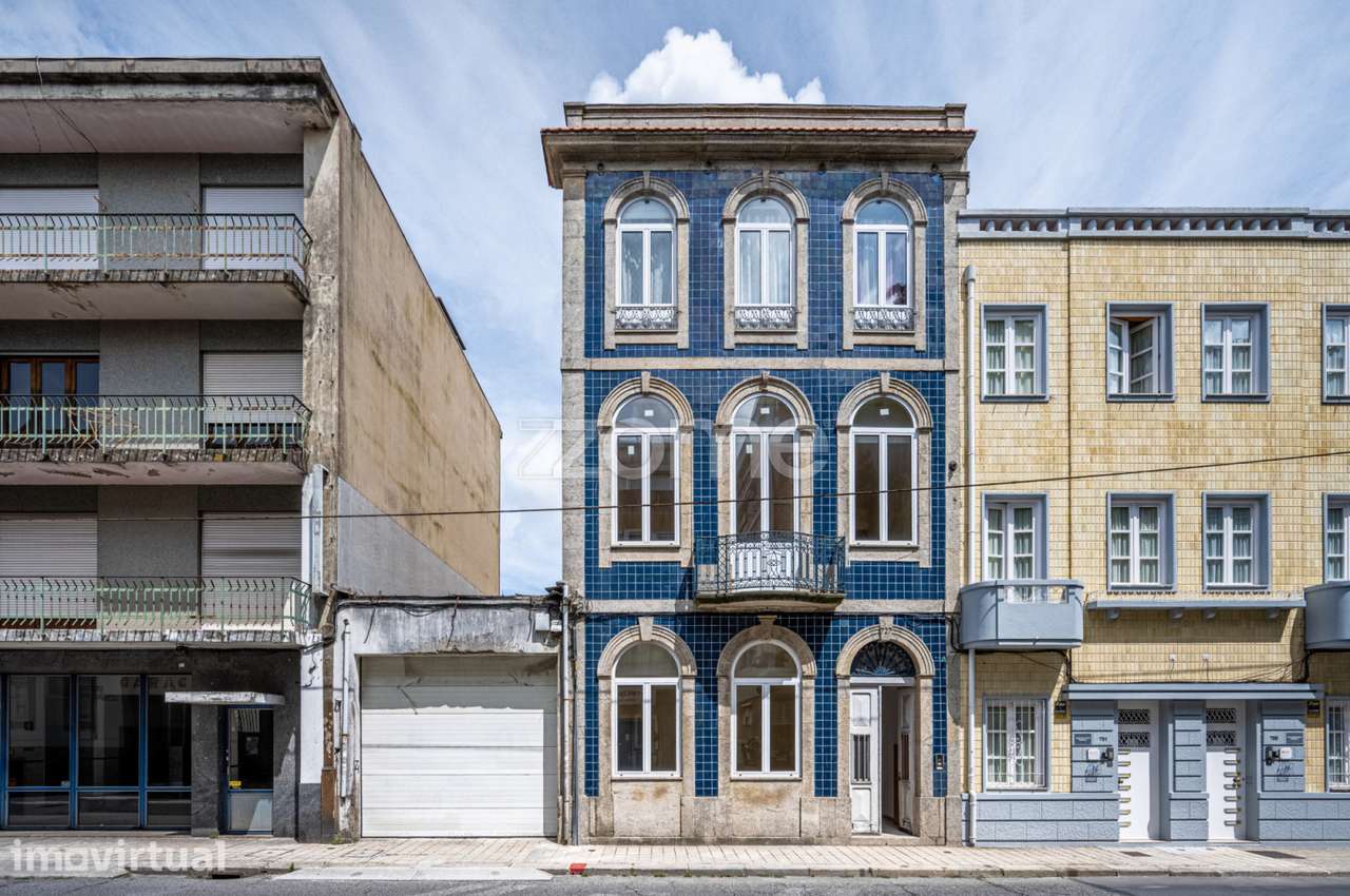 Prédio com 3 pisos e jardim na Rua de Costa Cabral - Grande imagem: 2/60