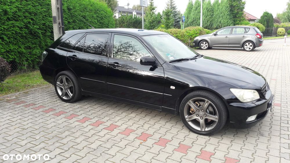 Lexus IS 300 SportCross - 2