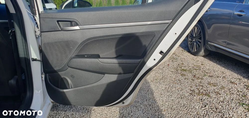 Hyundai Elantra 1.6 Classic + - 12