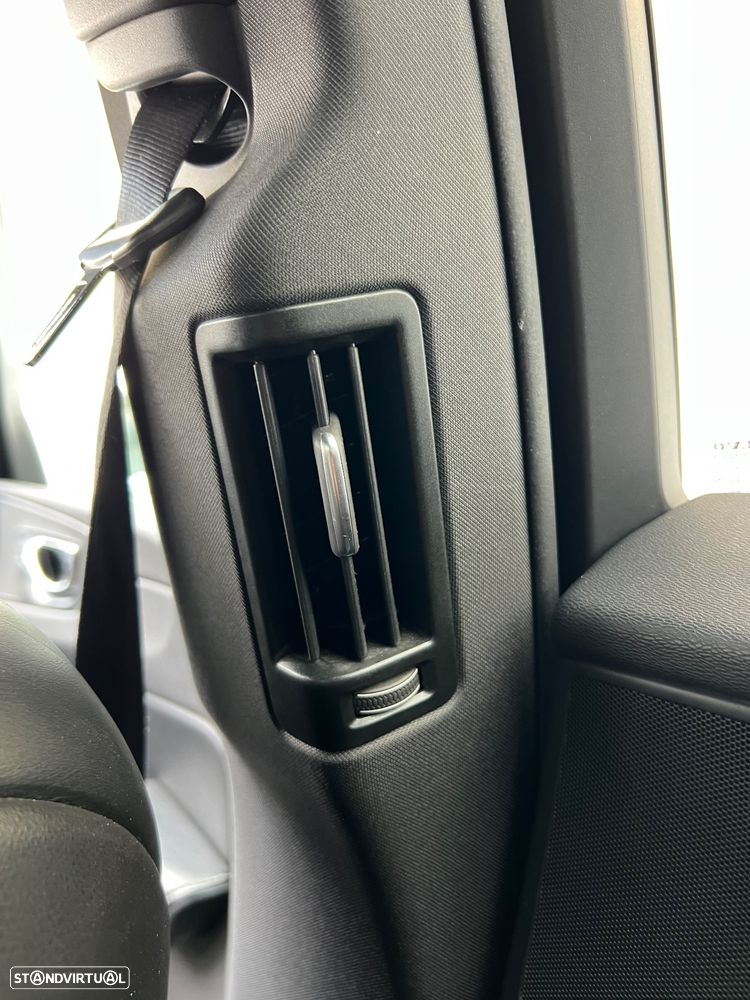 Volvo XC 60 2.0 D4 R-Design AWD Geartronic - 43