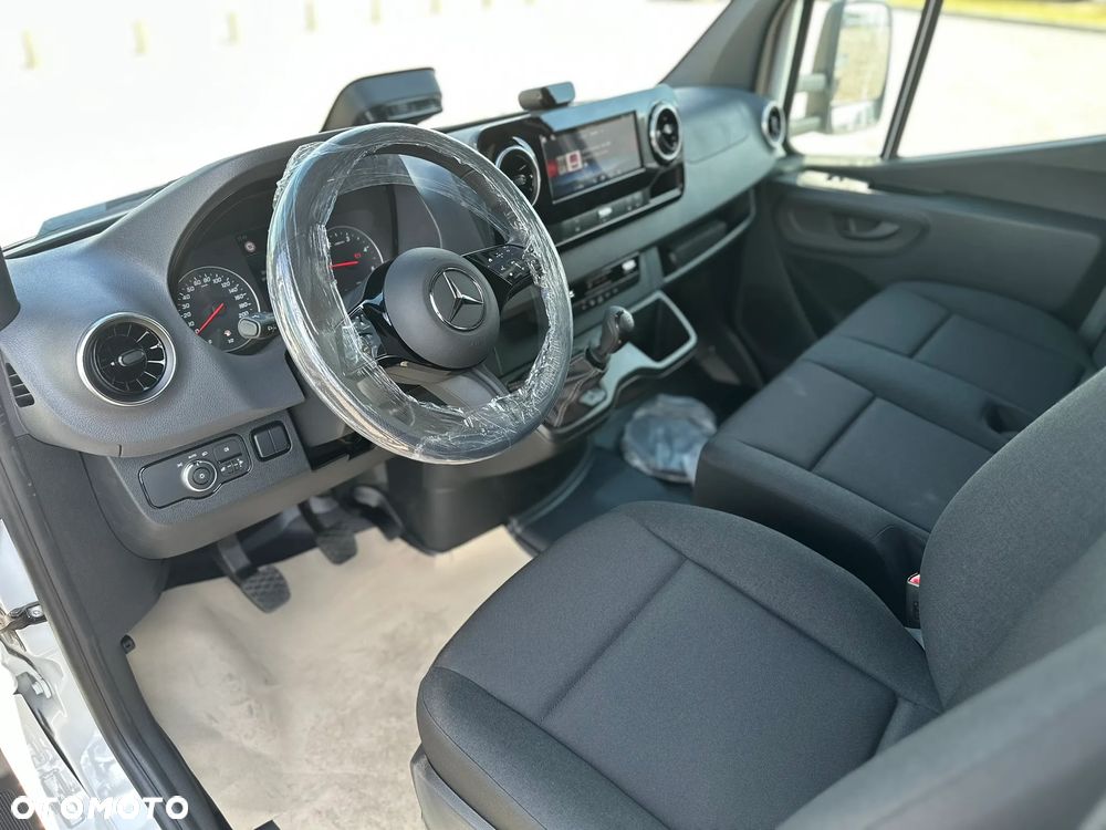 Mercedes-Benz Sprinter - 12