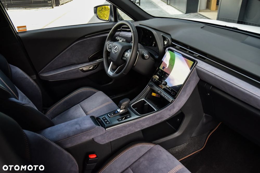 Lexus LBX 1.5 Hybrid Cool AWD - 4