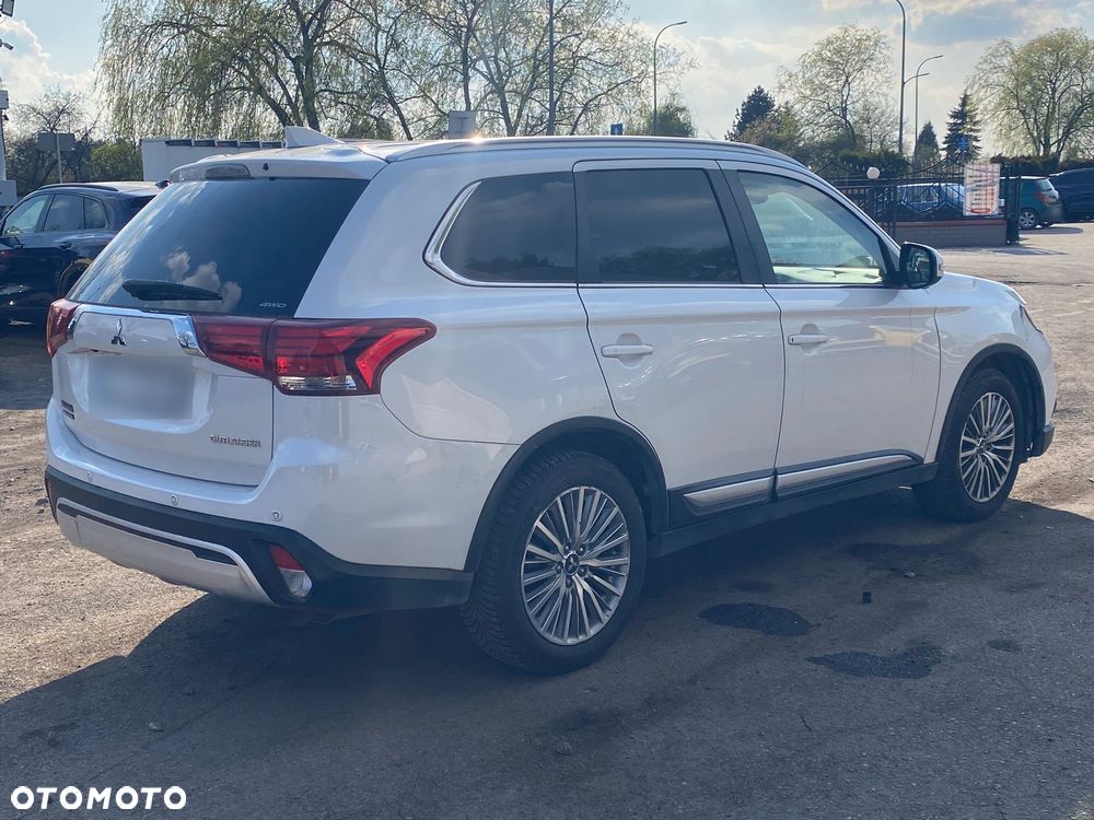 Mitsubishi Outlander - 11