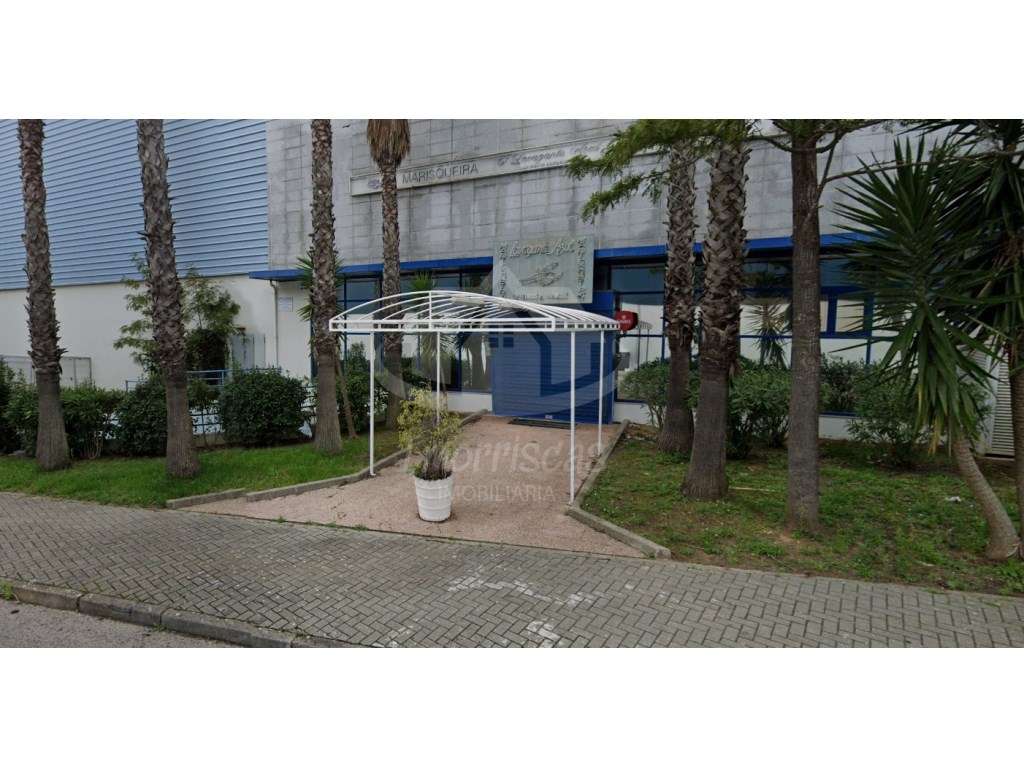 Armazém localizado na prestigiada zona industrial de Vialonga - Grande imagem: 5/15