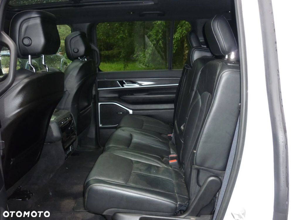 Jeep Wagoneer - 11