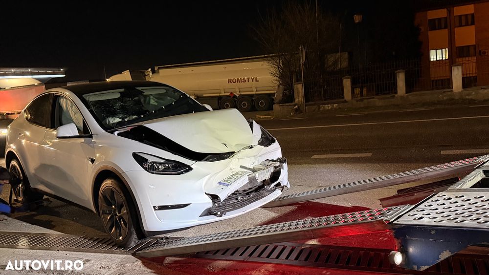 Tesla Model Y - 7