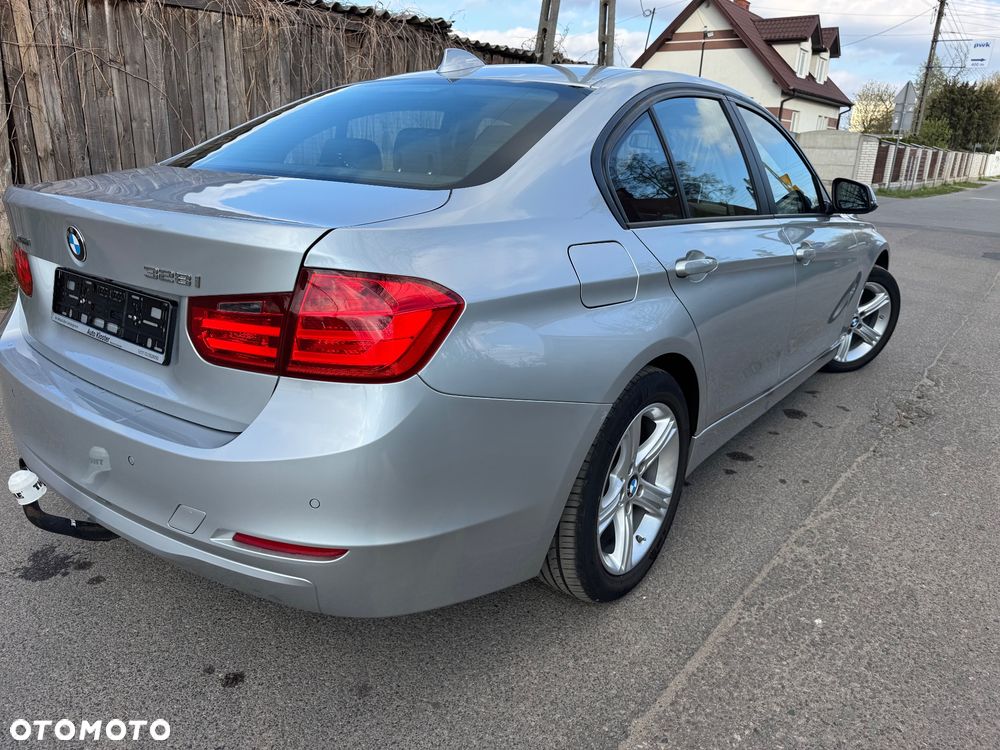 BMW Seria 3 328i xDrive Sport Line - 4