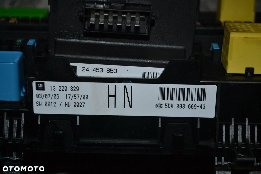 OPEL ZAFIRA B SKRZYNKA BEZPIECZNIKÓW BSI 13220829 - 2