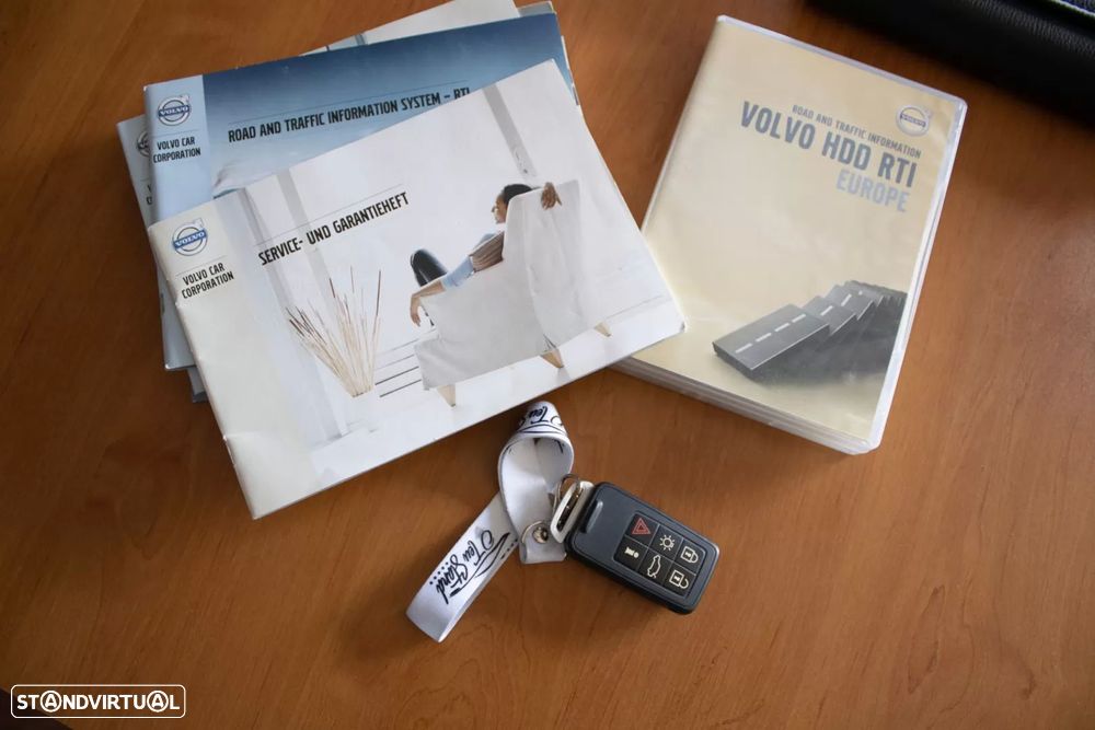 Volvo V60 D6 Plug-In-Hybrid AWD Geartronic Momentum — fotografia 42