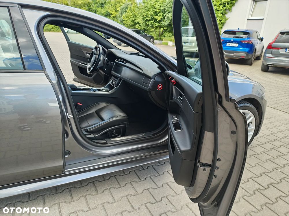 Jaguar XF 20d AWD R-Sport - 10