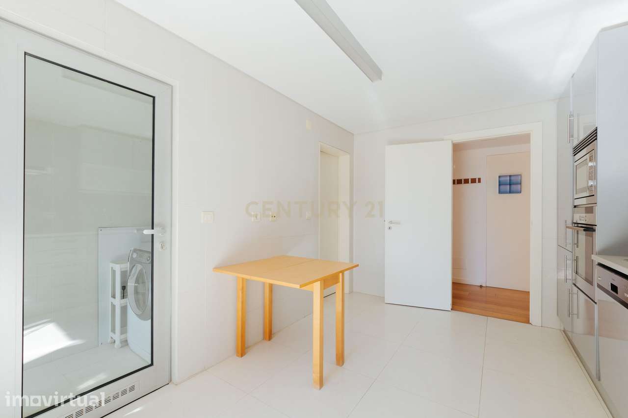 T1 no Estoril | Arquitetura de autor junto ao mar - Grande imagem: 5/36