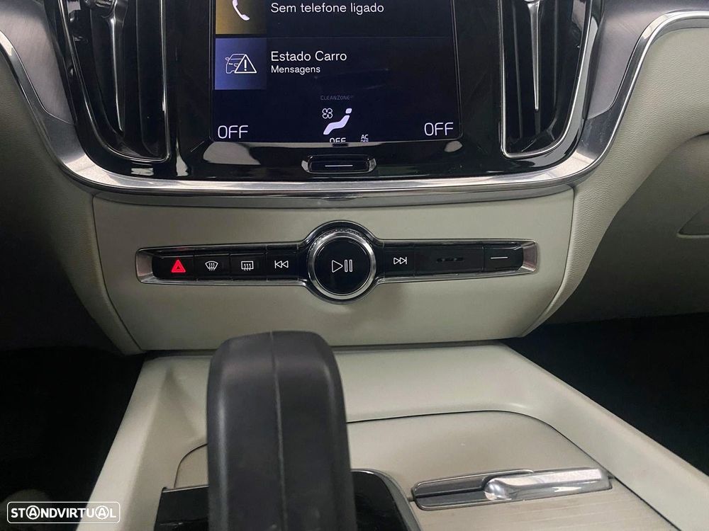 Volvo V60 2.0 B4 Momentum Geartronic - 24