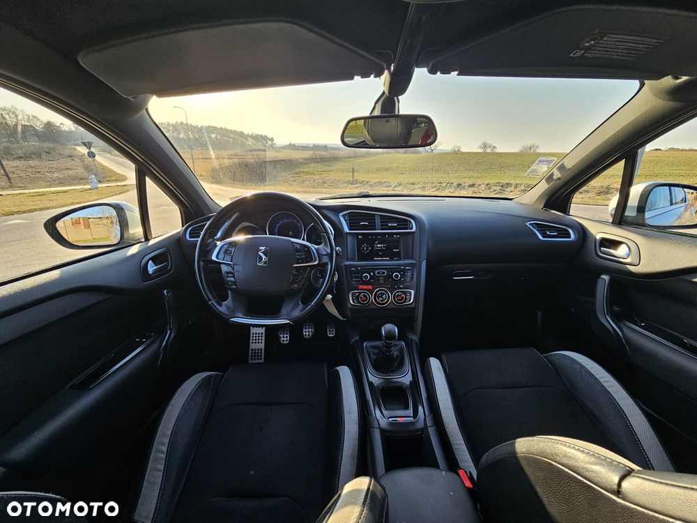 Citroën DS4 e-HDi 110 SoChic - 27