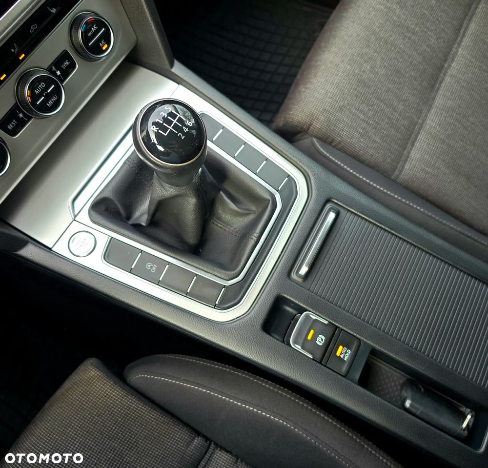 Volkswagen Passat - 32