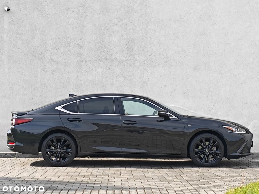 Lexus ES 300h F Sport Design - 10