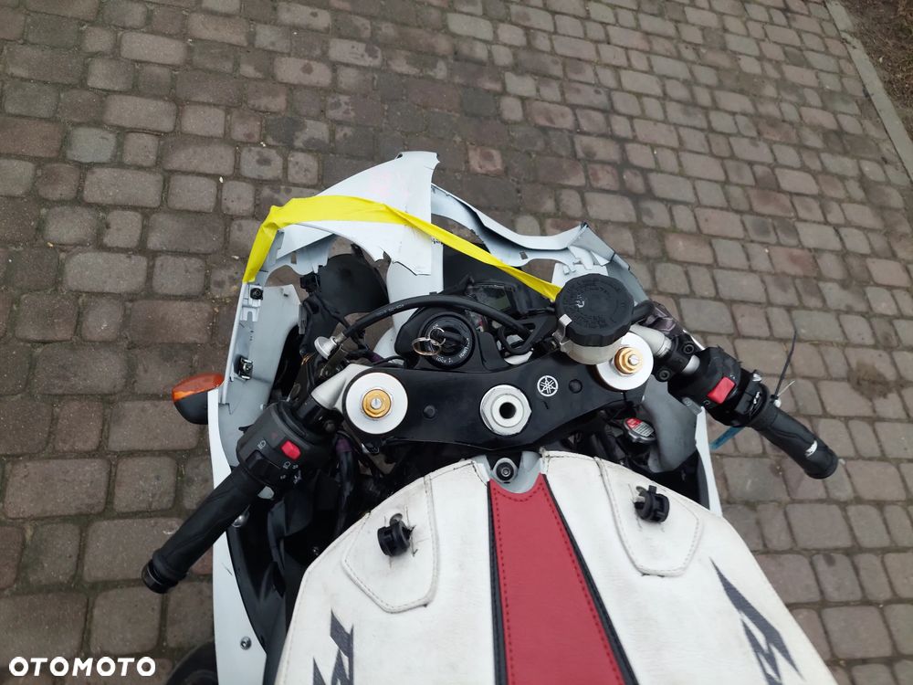 Yamaha R1 - 9