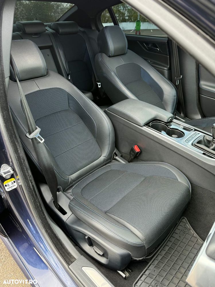 Jaguar XE 2.0 R-Sport - 9