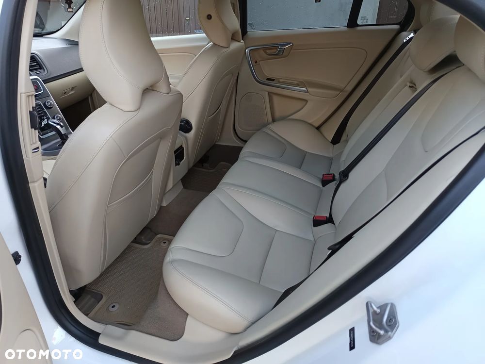 Volvo S60 T5 Momentum Pro - 10