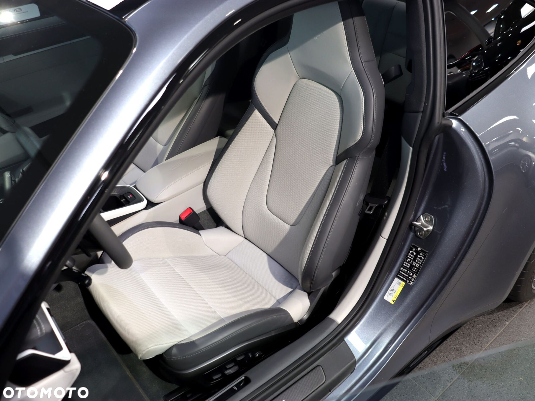 Porsche 911 Carrera 4 GTS PDK - 16