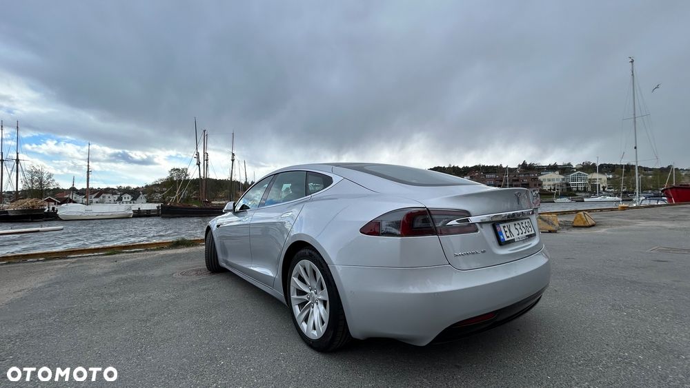 Tesla Model S - 4