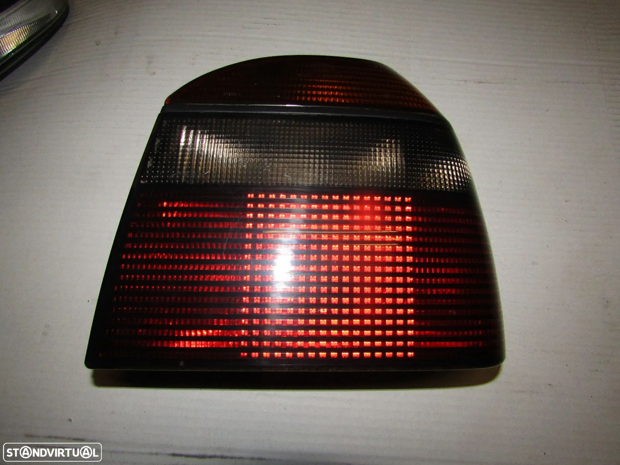 Farolim VW GOLF III GT TDI  original tras direito - 1