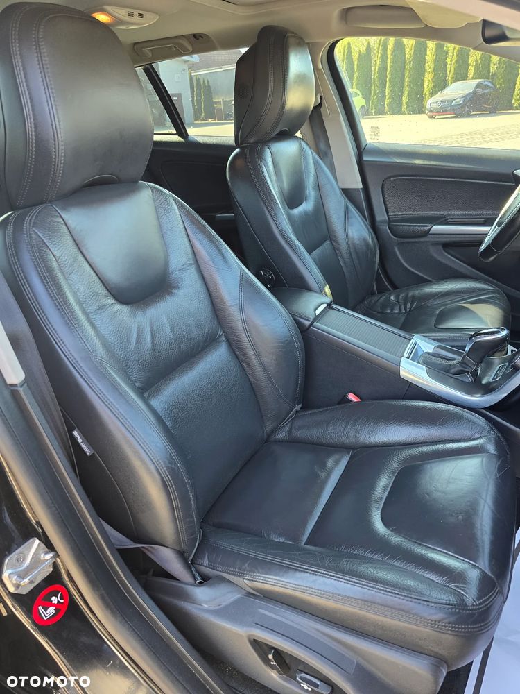 Volvo V60 D6 AWD Plug-in Hybrid R-Design Summum - 24