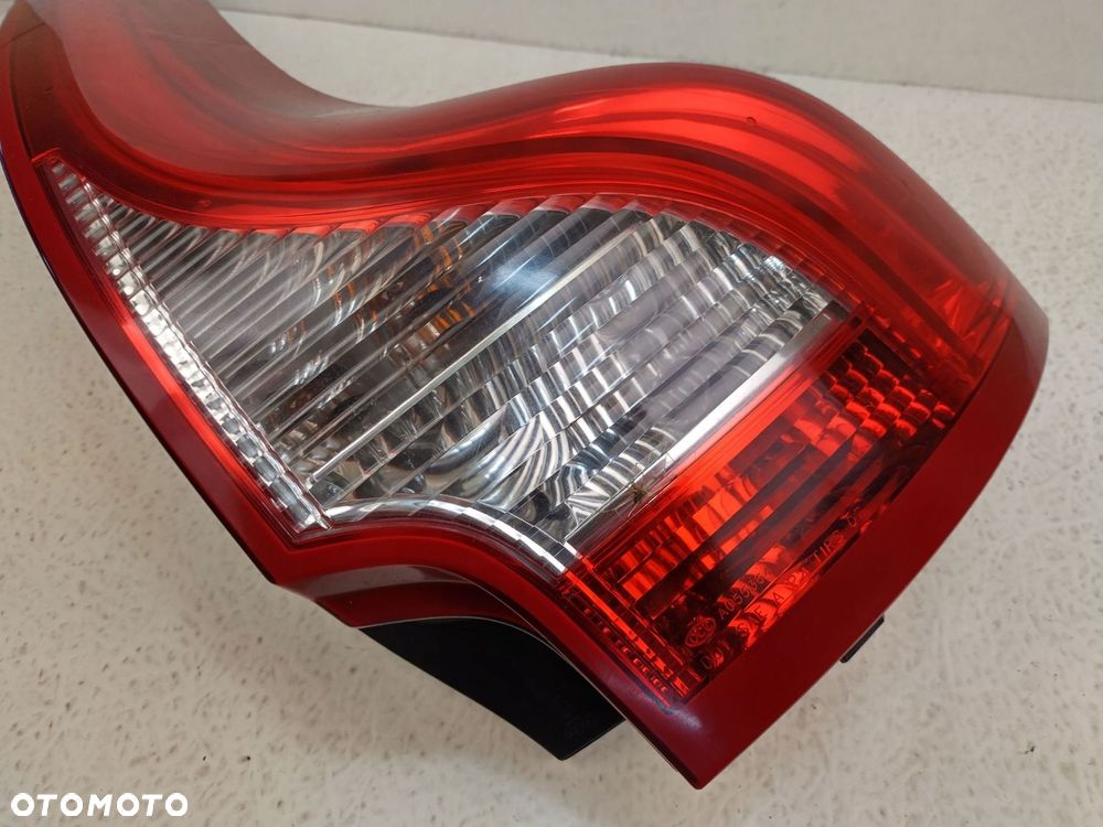 volvo xc60 1 i 08-13 prawa tylna lampa w błotnik 89075234 89504241 - 8