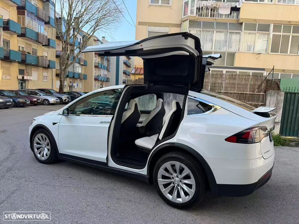 Tesla Model X - 3