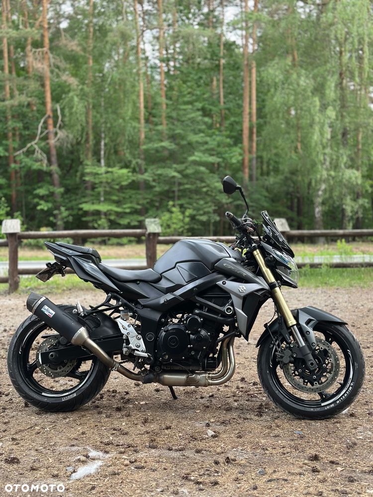 Suzuki GSR - 3
