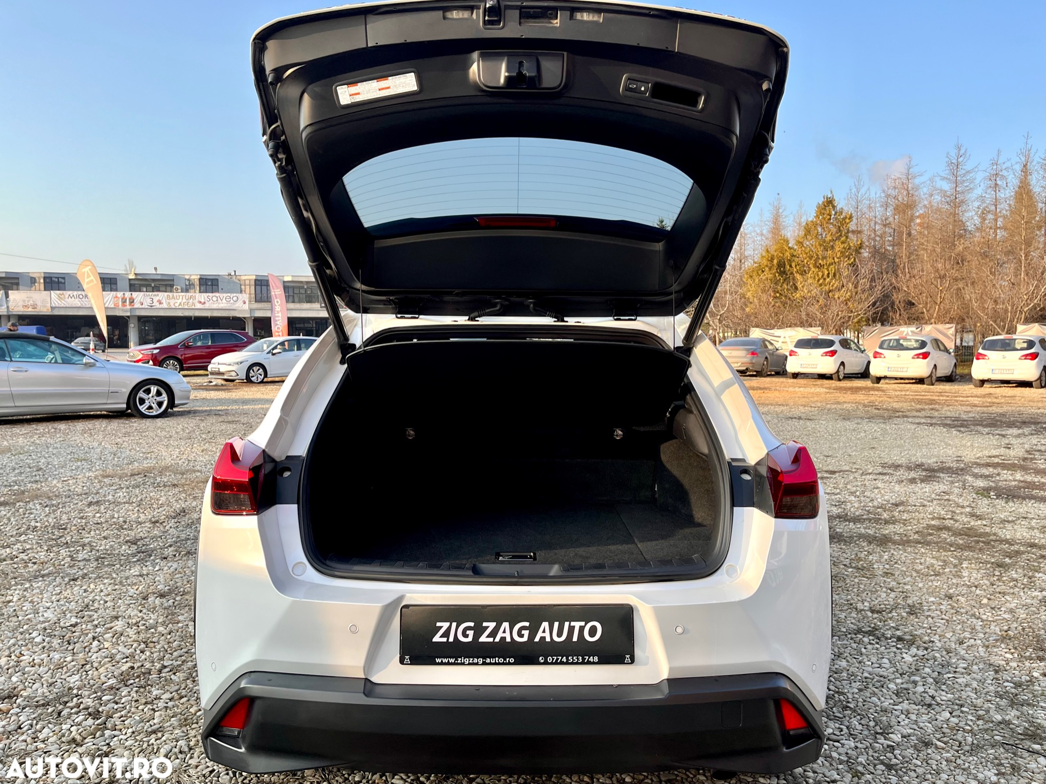 Lexus UX 250h 2.0L HEV 20H- (178 HP) 4X4 CVT Luxury - 37