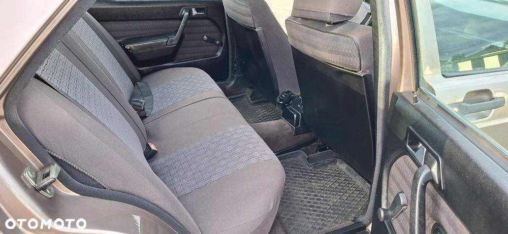 Mercedes-Benz W201 (190) - 12